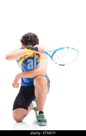 L'homme fatigué avec raquette de tennis sports de détente isolé sur fond blanc Banque D'Images