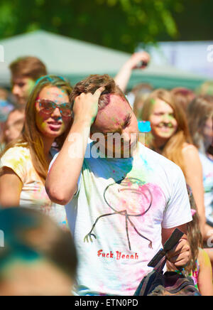 Holi Festival des couleurs, l'événement est programmé pour la Journée de la Russie. Kaliningrad Banque D'Images