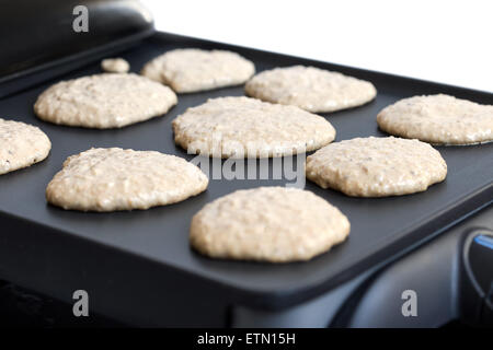 Pancakes avoine cuisson sur barbecue électrique, gros plan Banque D'Images