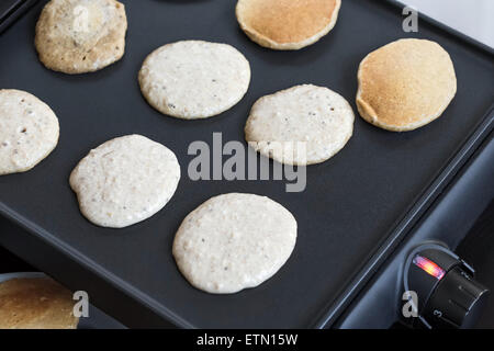 Pancakes avoine cuisson sur barbecue électrique, gros plan Banque D'Images