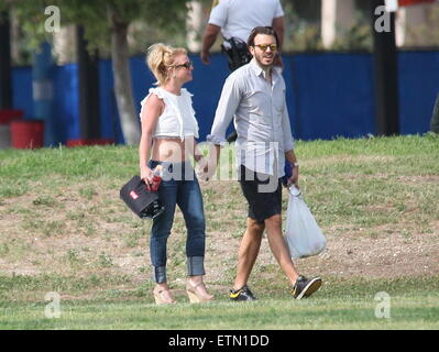 Britney Spears montre son abs dans un top blanc et un jean bleu comme elle passe une journée romantique à tenir la main et de câlins avec son petit ami tout en regardant son fils jouer au soccer avec : Britney Spears, Charlie Ebersol Où : Los Angeles, California, United States Quand : 15 Mar 2015 Crédit : JP8/WENN.com Banque D'Images