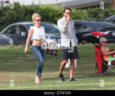 Britney Spears montre son abs dans un top blanc et un jean bleu comme elle passe une journée romantique à tenir la main et de câlins avec son petit ami tout en regardant son fils jouer au soccer avec Britney Spears : où : Los Angeles, California, United States Quand : 15 Mar 2015 Crédit : JP8/WENN.com Banque D'Images