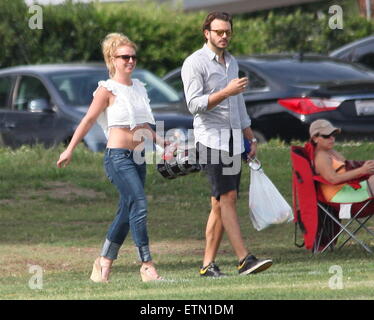 Britney Spears montre son abs dans un top blanc et un jean bleu comme elle passe une journée romantique à tenir la main et de câlins avec son petit ami tout en regardant son fils jouer au soccer avec : Britney Spears, Charlie Ebersol Où : Los Angeles, California, United States Quand : 15 Mar 2015 Crédit : JP8/WENN.com Banque D'Images