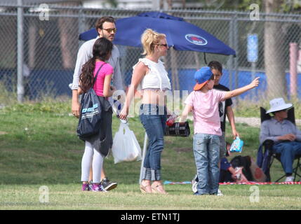 Britney Spears montre son abs dans un top blanc et un jean bleu comme elle passe une journée romantique à tenir la main et de câlins avec son petit ami tout en regardant son fils jouer au soccer avec : Britney Spears, Charlie Ebersol Où : Los Angeles, California, United States Quand : 15 Mar 2015 Crédit : JP8/WENN.com Banque D'Images