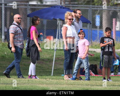 Britney Spears montre son abs dans un top blanc et un jean bleu comme elle passe une journée romantique à tenir la main et de câlins avec son petit ami tout en regardant son fils jouer au soccer avec Britney Spears : où : Los Angeles, California, United States Quand : 15 Mar 2015 Crédit : JP8/WENN.com Banque D'Images