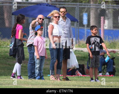 Britney Spears montre son abs dans un top blanc et un jean bleu comme elle passe une journée romantique à tenir la main et de câlins avec son petit ami tout en regardant son fils jouer au soccer avec : Britney Spears, Charlie Ebersol Où : Los Angeles, California, United States Quand : 15 Mar 2015 Crédit : JP8/WENN.com Banque D'Images