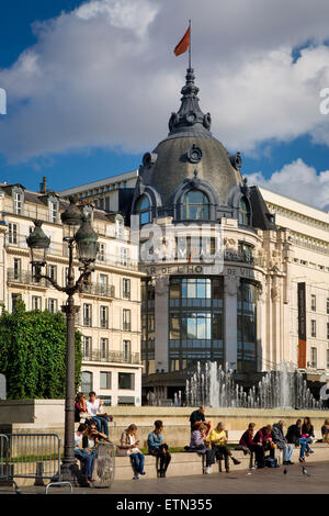 Se détendre dans la cour de l'Hôtel de Ville, à l'Hôtel de Ville Bazar au-delà, Paris, France Banque D'Images