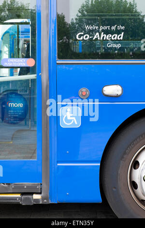 UK bus des transports publics aux personnes à mobilité réduite Banque D'Images