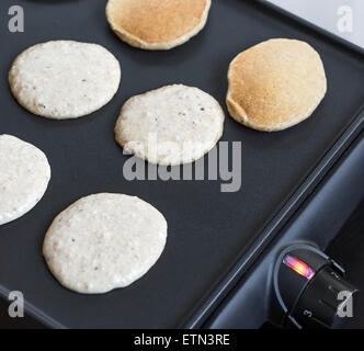 Pancakes avoine cuisson sur barbecue électrique, gros plan Banque D'Images