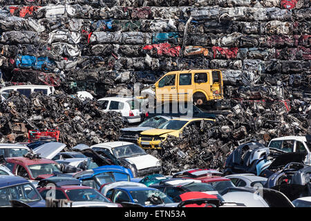 Stacked épaves d'automobiles va être déchiquetés dans une usine de recyclage Banque D'Images