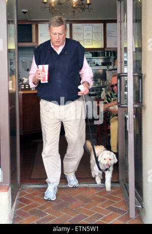 30 Rock veteren acteur, Ken Howard attrape une boisson froide alors que faire du shopping à Beverly Hills avec son chien de compagnie avec : Ken Howard Où : Los Angeles, California, United States Quand : 16 mars 2015 Source : WENN.com Banque D'Images