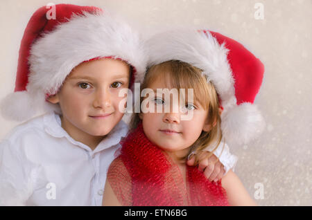 Portrait de deux enfants dans les chapeaux de Noël Banque D'Images