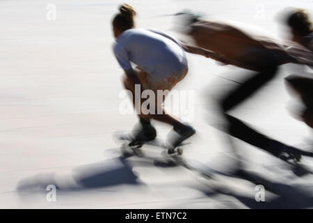 Caucasian de trois personnes skateboarding Banque D'Images