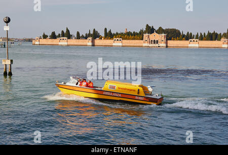 Ambulance de l'eau à travers des vitesses la lagune de Venise avec l'île cimetière de San Michele à l'arrière-plan Venise Vénétie Italie Europe Banque D'Images