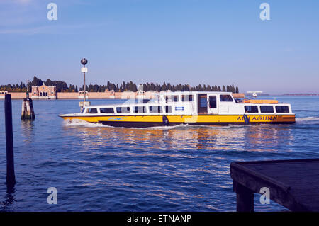 L'eau Alilaguna motoscafi (taxi) qui relient Venise à l'aéroport international Marco Polo traverse l'île de San Michele cimetière Venice Banque D'Images