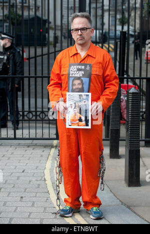 Le docteur David Nicholl propose une pétition pour la libération de Shaker Aamer de Gauntanamo Bay Centre de détention à Downing Street. Avec : David Nicholl, Dr David Nicholl Où : London, Royaume-Uni Quand : 17 Mar 2015 Crédit : Peter Maclaine/WENN.com Banque D'Images