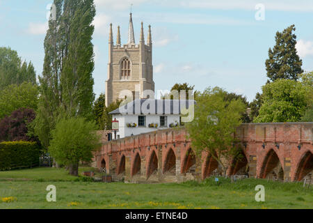 Anchor Inn et All Saints Church en plus grand du 15ème siècle, grand pont Barford Barford, Bedfordshire, Angleterre Banque D'Images