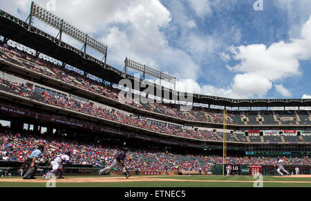 Arlington, TX, États-Unis. 14 Juin, 2015. Une vue sur le stade comme lanceur partant Texas Rangers Nick Martinez (22) emplacements pour le deuxième but des Twins de Minnesota Brian Dozier (2) au cours de la Ligue Majeure de Baseball le match entre les Twins du Minnesota et les Texas Rangers à Globe Life Park à Arlington, TX. Les Jumeaux a défait les Rangers 4-3. Tim Warner/CSM/Alamy Live News Banque D'Images
