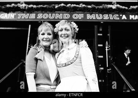 Petula Clark qui stars dans le hit musical show 'The Sound of Music" à l'Apollo Theatre, Londres, est en vacances. Aujourd'Petula remis son rôle de nounou pour les enfants Von Trapp à sa doublure Lisa Westcott. 6e avril 1982. Banque D'Images