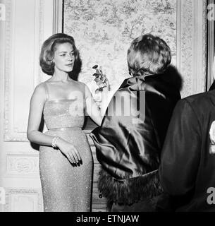 Parmi les invités à une fête organisée par Laurence Olivier et Lauren Bacall. 10 novembre 1958. Banque D'Images