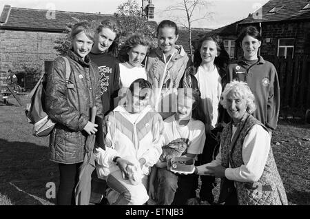 Un pet show organisé par huit amis de Holmfirth High School a soulevé plus de £86 pour la RSPCA. Sur la photo la présentation de l'argent à la RSPCA représentant Mme Shirley Smith (avant droit) sont (à l'arrière, de gauche) Claire Lindley, Sarah Williams, Sarah King, Nicola Thompson, Samantha Mulligan et Hannah Morrison (avant) et Victoria Whale et Julie Rogerson. Environ 70 personnes ont assisté à l'pet show, derrière le Cricketers Arms à Deanhouse, introduction d'animaux domestiques allant de stick d'insectes pour les chiens. 22 septembre 1991. Banque D'Images