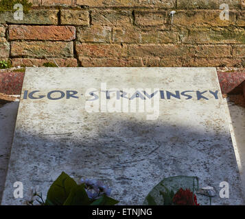 Tombe du grand compositeur russe Igor Stravinsky dans le cimetière sur l'île de San Michele Venise Vénétie Italie Europe Banque D'Images