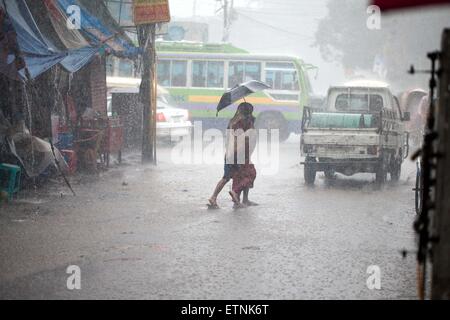 Dhaka, Bangladesh. 15 Juin, 2015. Les gens se croisent au milieu de la route sous la pluie. © K M Asad/ZUMA/ZUMAPRESS Fil. Credit : ZUMA Press, Inc./Alamy Live News Banque D'Images