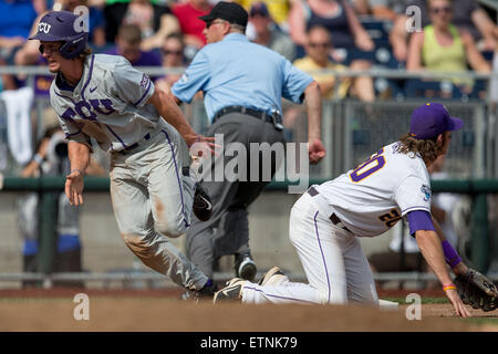 14 juin 2015 : TCU Cody Jones # 1 s'exécute à la maison après une collision avec joueur LSU Conner Hale # 20 en action pendant la partie 3 de la NCAA 2015 Men's College World Series entre TCU Horned Frogs et LSU Tigers à TD Ameritrade Park à Omaha, NE.TCU a gagné 10-3 .Aujourd'hui sa présence 24 506.Nathan Olsen/Cal Sport Media Banque D'Images