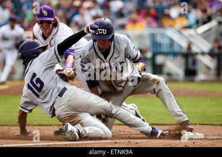 14 juin 2015 : 3ème but de la LSU Conner Hale # 20 termine le double jeu après le marquage TCU Jeremie Fagnan # 32 # 16 Wanhanen alors Connor alors qu'il tente de voler la 3ème en action pendant la partie 3 de la NCAA 2015 Men's College World Series entre TCU Horned Frogs et LSU Tigers à TD Ameritrade Park à Omaha, NE.TCC a gagné 10-3.Aujourd'hui sa présence : 24 506 Cal/Spomer.Michael Sport Media. Banque D'Images