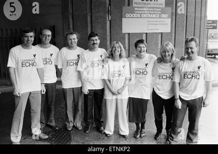 L'équipe de course d'escalier de l'écho, de formation pour une activité de bienfaisance, 10 novembre 1989. L À R. Ken Rogers, Paul Byrne, Chris Walker, John Griffith Éditeur, Ann Todd, Pip Bellis, Caroline Storah et Neil Hodgson. Banque D'Images