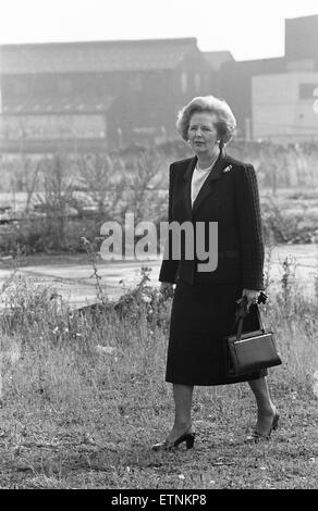 Le premier ministre Margaret Thatcher vu ici à ce qui reste de la tête Wrightson travaille à Thornaby Middlesbrough, le premier ministre a lancé son offensive du centre-ville de Teesside avec la promesse de 1 000 nouveaux emplois. Le développement urbain de Teesside Corporati Banque D'Images