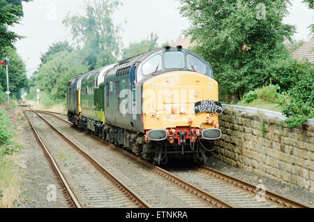 Le Deltic Alycidon, D9009 (55009), classe 55, acheté par le Deltic Preservation Society, laisse ICI Wilton. Photo de Nunthorpe sur la route de Grosmont, dans le centre de deux moteurs de classe 37. 28 août 1998. Banque D'Images