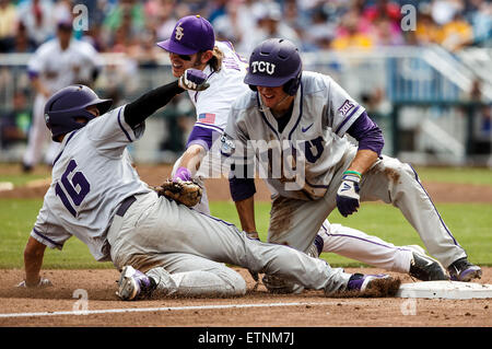 14 juin 2015 : 3ème but de la LSU Conner Hale # 20 termine le double jeu après le marquage TCU Jeremie Fagnan # 32 # 16 Wanhanen alors Connor alors qu'il tente de voler la 3ème en action pendant la partie 3 de la NCAA 2015 Men's College World Series entre TCU Horned Frogs et LSU Tigers à TD Ameritrade Park à Omaha, NE.TCC a gagné 10-3.Aujourd'hui sa présence : 24 506 Cal/Spomer.Michael Sport Media. Banque D'Images