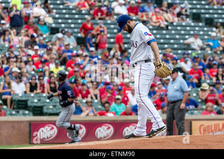 Arlington, TX, États-Unis. 14 Juin, 2015. Les Rangers du Texas le lanceur partant Nick Martinez (22) réagit à un home run en tant que deuxième but des Twins de Minnesota Brian Dozier (2) complète la troisième base au cours de la Ligue Majeure de Baseball le match entre les Twins du Minnesota et les Texas Rangers à Globe Life Park à Arlington, TX. Les Jumeaux a défait les Rangers 4-3. Tim Warner/CSM/Alamy Live News Banque D'Images