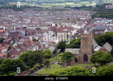 Sur la ville de Scarborough et St Mary's Church et cimetière, Scarborough, Yorkshire, Angleterre Royaume-uni Banque D'Images