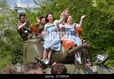 La parade du Souvenir avec un char Sherman sur la fith de mai, le jour que les Pays-Bas se souvient de la libération de la guerre Banque D'Images