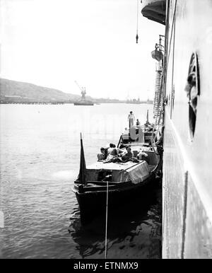 Le sous-marin britannique Sidon a coulé dans le port de Portland après une explosion. Elle était amarrée le long du HMS Maidstone à l'époque. 16 juin 1955. Banque D'Images