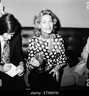 Lauren Bacall lors d'une conférence de presse pour la production londonienne de la comédie musicale américaine d'applaudissements. 2 octobre 1972. Banque D'Images