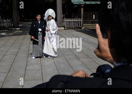 Un couple à leur cérémonie de mariage traditionnel japonais est d'avoir une photo prise à Meiji Jingu à Shibuya, Tokyo, Japon Banque D'Images