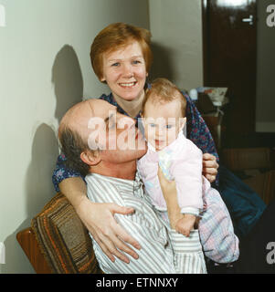 Sam Galbraith, député de Strathkelvin et Bearsden, Parti travailliste écossais. Photographié à la maison avec femme Nicola, et fille de bébé, Mhairi, février 1990. Banque D'Images