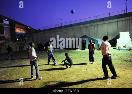 Rome, Italie. 14 Juin, 2015. Les réfugiés jouent au football dans un camp en face de la gare Termini de Rome que l'Italie a du mal à accueillir une vague de réfugiés, et une répression de la sécurité à la frontière autrichienne et française a causé un embouteillage à gares de train. Autour de 100 migrants séjournent dans des tentes à l'ombre de la station dans un camp ouvert dans un effort conjoint de la Croix-Rouge italienne et les autorités locales. Credit : ZUMA Wire/ZUMAPRESS.com/Alamy Live News Banque D'Images