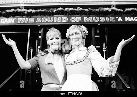 Petula Clark qui stars dans le hit musical show 'The Sound of Music" à l'Apollo Theatre, Londres, est en vacances. Aujourd'Petula remis son rôle de nounou pour les enfants Von Trapp à sa doublure Lisa Westcott. 6e avril 1982. Banque D'Images