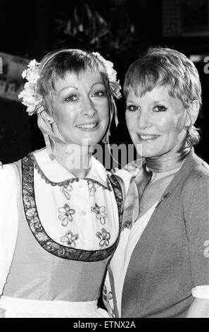 Petula Clark qui stars dans le hit musical show 'The Sound of Music" à l'Apollo Theatre, Londres, est en vacances. Aujourd'Petula remis son rôle de nounou pour les enfants Von Trapp à sa doublure Lisa Westcott. 6e avril 1982. Banque D'Images