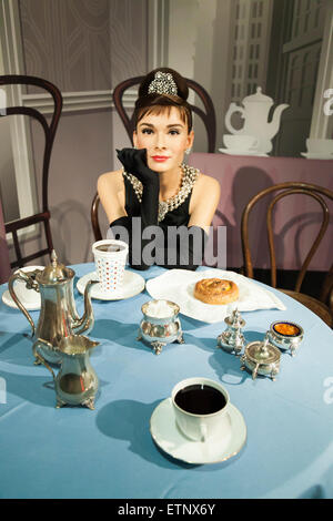 Odaiba, Tokyo. 15 Juin, 2015. Une cire figure d'Audrey Hepburn, actrice britannique à l'affiche au musée de cire Madame Tussauds Tokyo à Odaiba, Tokyo, le 15 juin, 2015. Le célèbre musée de cire de la ''Madame Tussauds'' a ouvert sa 14e succursale à Tokyo en 2013 et d'expositions international et des célébrités locales, les sportifs et les politiciens. Nouveaux ajouts à la collection : figures de cire de la patineuse artistique japonais Yuzuru Hanyu et l'acteur Benedict Cumberbatch. La figure de cire de Benedict Cumberbatch sera exposé jusqu'au 30 juin. © Rodrigo Reyes Marin/AFLO/Alamy Live News Banque D'Images