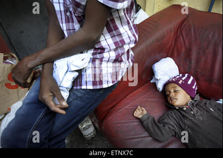 Rome, Rome, Italie. 14 Juin, 2015. Italie, Rome, camp de réfugiés en face de la gare Tiburtina de Rome le 14 juin 2015. L'Italie a du mal à accueillir une vague de réfugiés, et une répression de la sécurité à la frontière autrichienne et française a causé un embouteillage à gares.autour de 100 migrants séjournent dans des tentes à l'ombre de la gare, un centre de transport moderne d'où les voyageurs sont soignées sur les trains à grande vitesse dans les villes y compris Florence et Milan.Le camp a été ouvert dans un effort conjoint de la Croix Rouge italienne et les autorités locales, après un nombre croissant de mi Banque D'Images