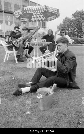 1988 Birmingham International Jazz and Blues Festival, des artistes, 29 juin 1988. Dans le Bleu, Birmingham jazz band , refroidir avec certains représentants du champagne au bar-café, où ils joueront pendant la Birmingham Jazz Festival. Banque D'Images