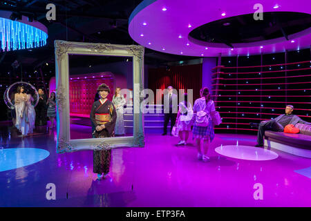 Odaiba, Tokyo. 15 Juin, 2015. Les visiteurs d'examiner divers personnages de cire à l'affiche au musée de cire Madame Tussauds Tokyo à Odaiba, Tokyo, le 15 juin, 2015. Le célèbre musée de cire de la ''Madame Tussauds'' a ouvert sa 14e succursale à Tokyo en 2013 et d'expositions international et des célébrités locales, les sportifs et les politiciens. Nouveaux ajouts à la collection : figures de cire de la patineuse artistique japonais Yuzuru Hanyu et l'acteur Benedict Cumberbatch. La figure de cire de Benedict Cumberbatch sera exposé jusqu'au 30 juin. © Rodrigo Reyes Marin/AFLO/Alamy Live News Banque D'Images