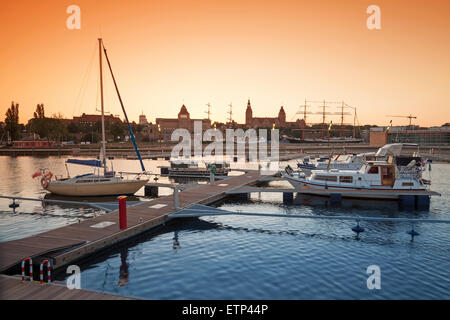 Yacht marina à Szczecin, Pologne, au coucher du soleil Banque D'Images