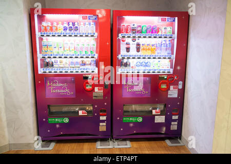 Odaiba, Tokyo. 15 Juin, 2015. Distributeurs automatiques sur l'affichage à la musée de cire Madame Tussauds Tokyo à Odaiba, Tokyo, le 15 juin 2015. Le célèbre musée de cire de la ''Madame Tussauds'' a ouvert sa 14e succursale à Tokyo en 2013 et d'expositions international et des célébrités locales, les sportifs et les politiciens. Nouveaux ajouts à la collection : figures de cire de la patineuse artistique japonais Yuzuru Hanyu et l'acteur Benedict Cumberbatch. La figure de cire de Benedict Cumberbatch sera exposé jusqu'au 30 juin. © Rodrigo Reyes Marin/AFLO/Alamy Live News Banque D'Images