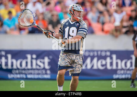 Houston, Texas, USA. 13 Juin, 2015. Gardien de cowboys Jesse Schwartzman (19) contrôle le ballon au cours de la Major League Lacrosse All-Star Game au stade BBVA Compass à Houston, TX le 13 juin 2015. © Trask Smith/ZUMA/Alamy Fil Live News Banque D'Images